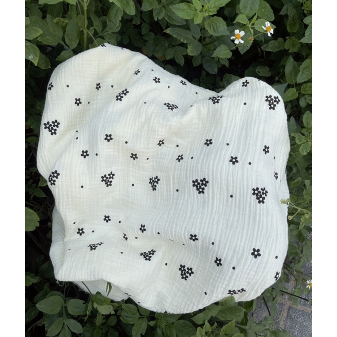 vải xô muslin 2 lớp cao cấp hình 3 bông hoa đen nền be (ấn sl tăng lên thành mảnh to)