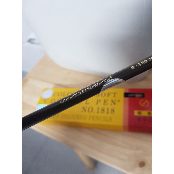 Chì xé kẻ chân mày màu nâu trả và đen.