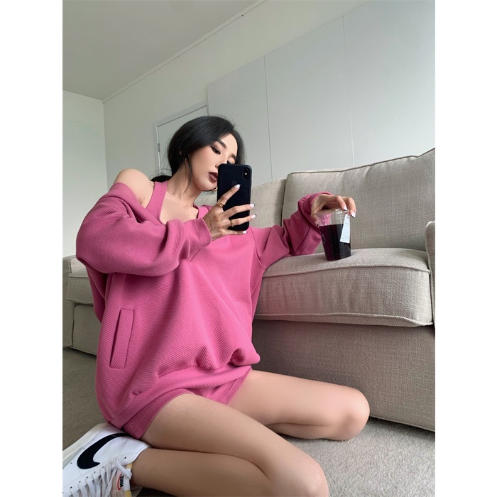 Áo hoodie cổ chữ V dáng rộng/ Áo hai dây/ Quần đùi lưng cao phong cách retro