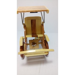 Xe xích lô gỗ nhỏ