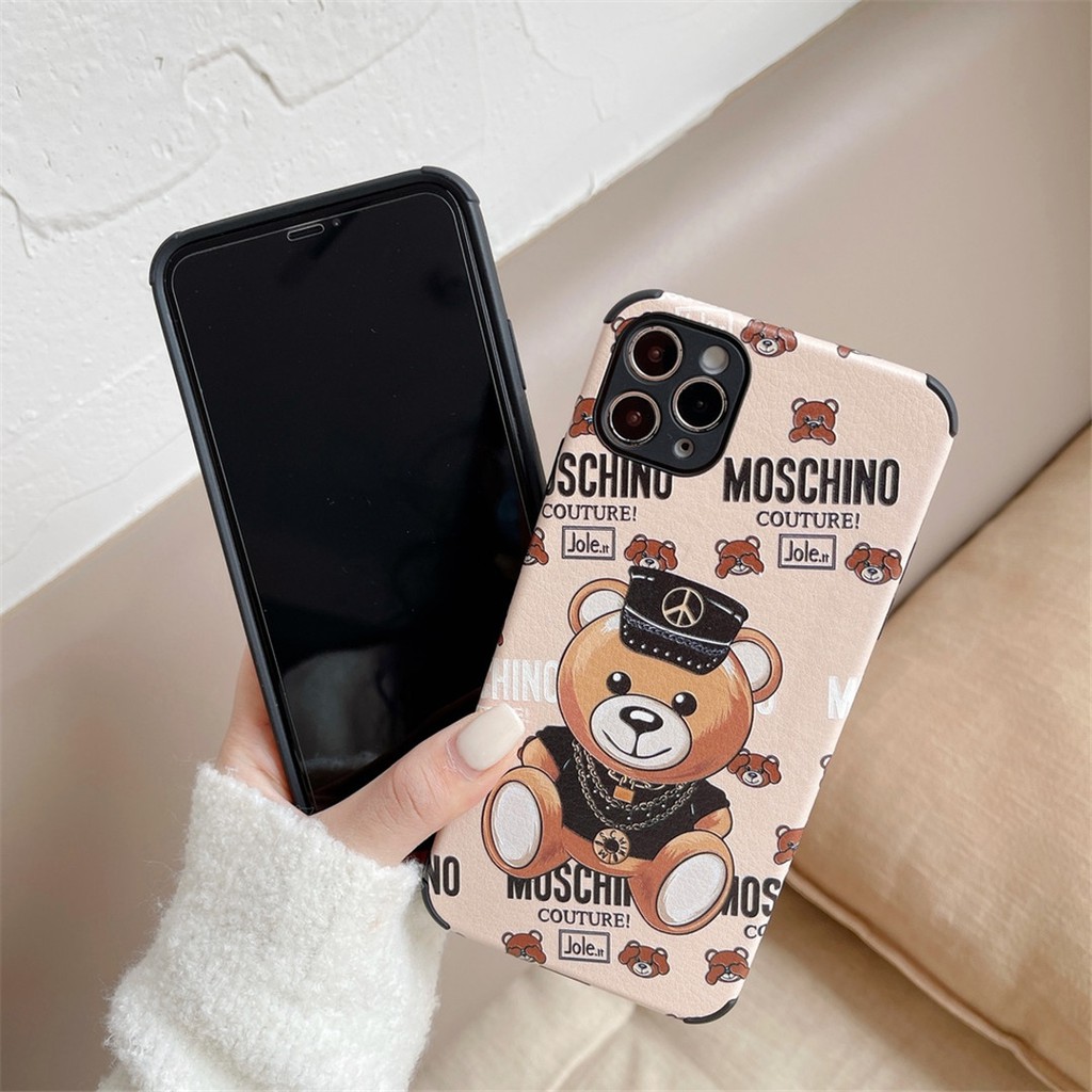 Ốp điện thoại Hình Gấu Moschino Bear Cho dòng Iphone13 12 Mini 11 Pro Max 6 / 6s 7 / 8plus Se2 X / Xs Xr Xsmax # Hg3691