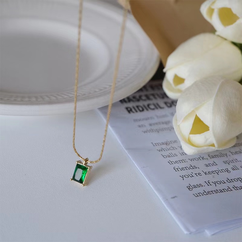 Dây Chuyền Đính Đá Ngọc Lục Bảo Sang Trọng Phong Cách Vintage