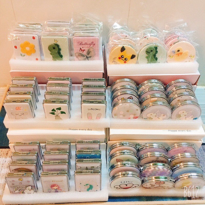Gương mini 2 mặt có hình thêu . .