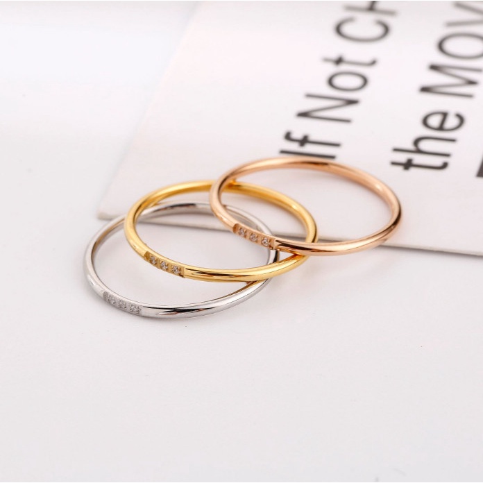 Nhẫn Nữ Mảnh Đính 3 Viên Đá Nhân Tạo Nhỏ Xinh Titan Ko Đen TT 3916