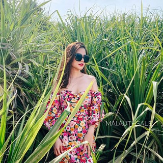 Váy thiết kế tay trễ hoa