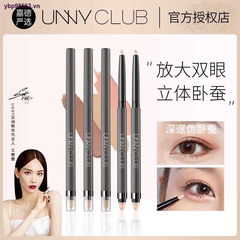 Bút kẻ mắt hai đầu màu lì và ánh ngọc trai kết hợp trang điểm bắt sáng tự nhiên
