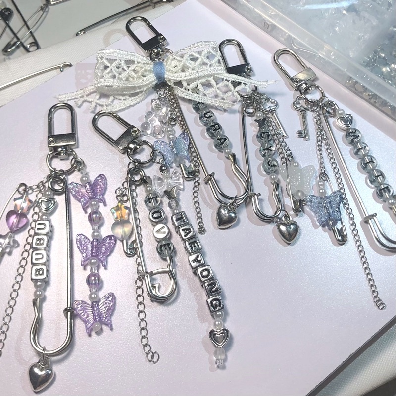 Keyring / Keychain /Móc khoá ghim metallic charm chữ theo yêu cầu