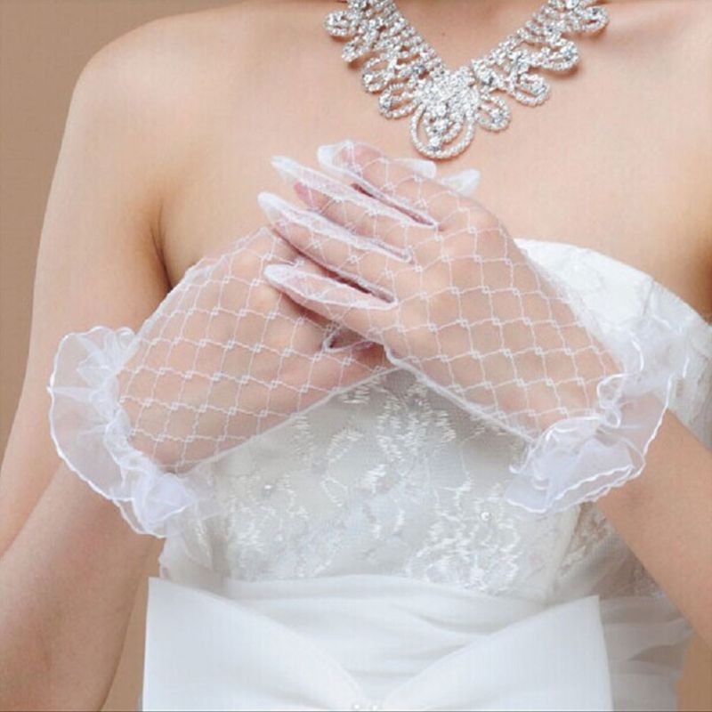 Đôi găng tay trong suốt dùng cho cô dâu độc đáo