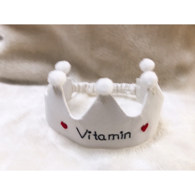 Vương miện vải linen thêu tên bé theo yêu cầu