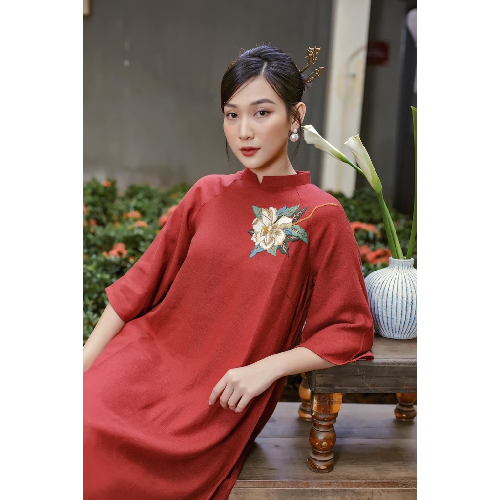 Áo dài cách tân đỏ thêu hoa