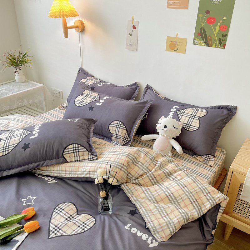 Bộ chăn ga gối Cotton poly M2T bedding gồm vỏ chăn mền, drap ga giường và 2 vỏ gối nằm họa tiết tim kẻ xanh