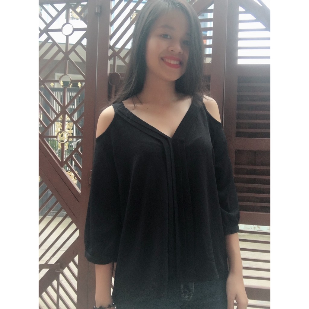 Áo kiểu khoét vai trẻ trung