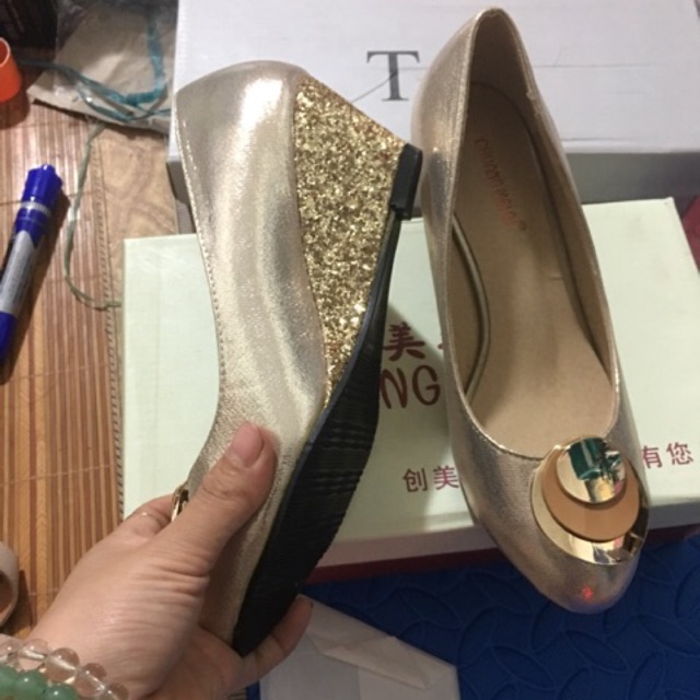Giày đế xuồng đế gắn kim sa