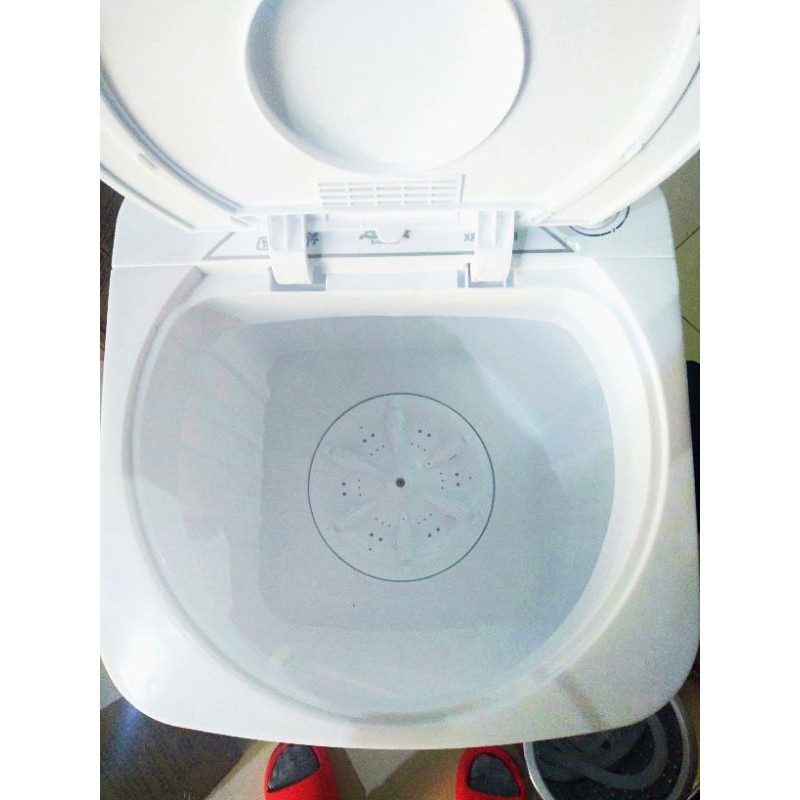 Máy giặt mini một lồng bán tự động phù hợp cho trẻ nhỏ, sinh viên hay người lớn tuổi giặt được 7kg quần áo