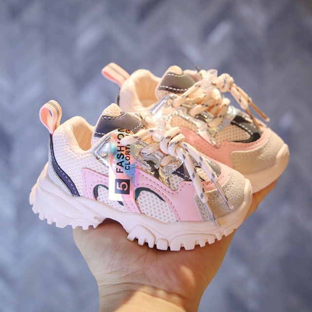 Giày thể thao cho bé