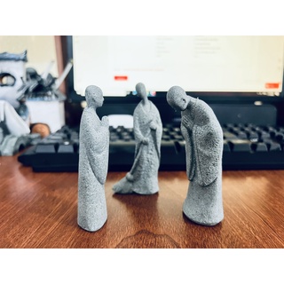 Tượng nhà sư bái phật