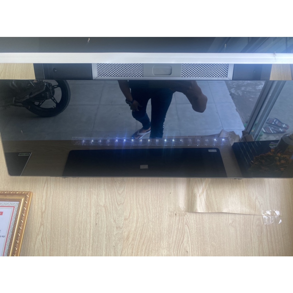 Hút mùi Sevilla 70K3 / Hút mùi kính vát - Cảm ứng vẫy tay - Bảo hành chính hãng 2 năm