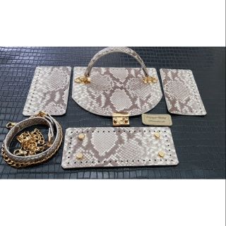 Nắp túi da. Chị Khánh Huyền