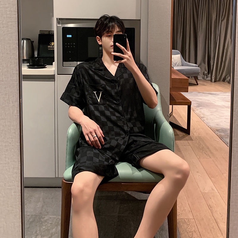 Bộ Đồ Ngủ Ngắn Tay Vải Lụa Lạnh Ôm Dáng Thoải Mái Cho Nam