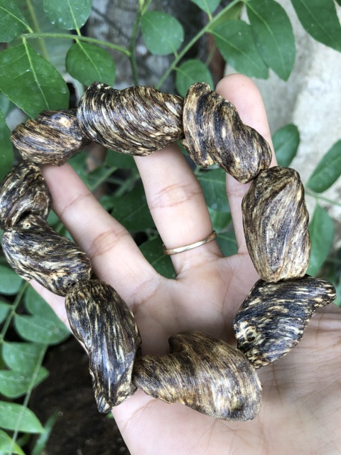 Vòng tay trầm hương.thom chìm mùi vĩnh viễn.