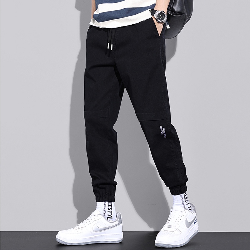 Quần Jogger Dài Nam Phong Cách Lưng Chun Co Giãn In Chữ Nhỏ Một Bên Gối Zenkonam MEN QUAN 068