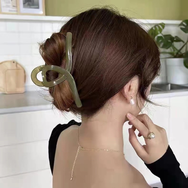 Cặp tóc càng cua dịu dàng