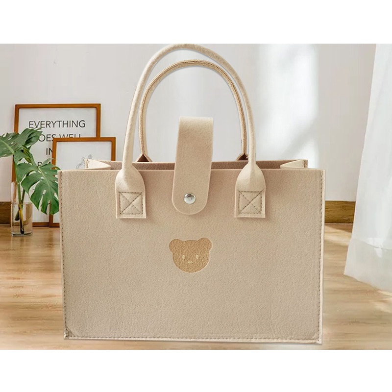 Túi xách nữ hoạ tiết gấu, size 40-30cm, màu nâu trà sữa, chất dạ nỉ, mẩu mới 2022