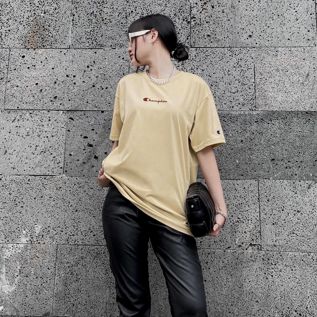 Áo Thun Champion Màu Tan Thêu Chữ Màu Nâu Ở Giữa Chất Liệu 100% Cotton Thoáng Mát Form Rộng Thoải Mái