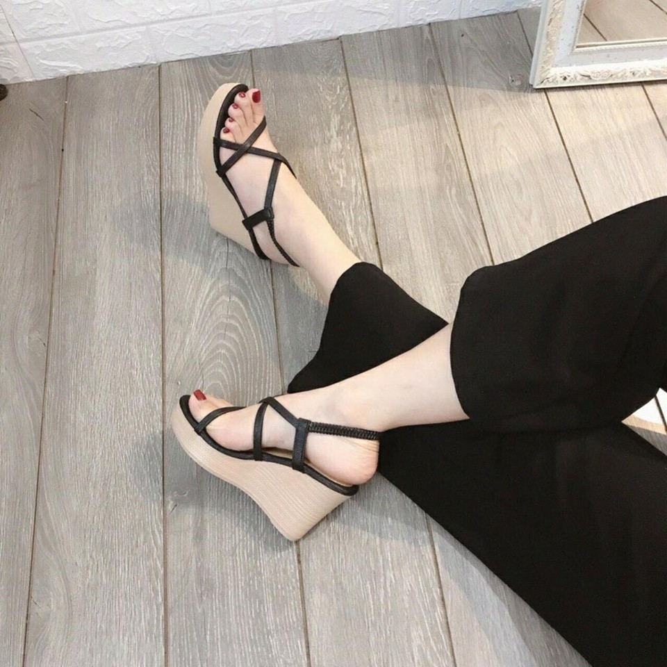 Sandal đế xuồng 8p, phom nhỏ khách chọn tăng 1 size