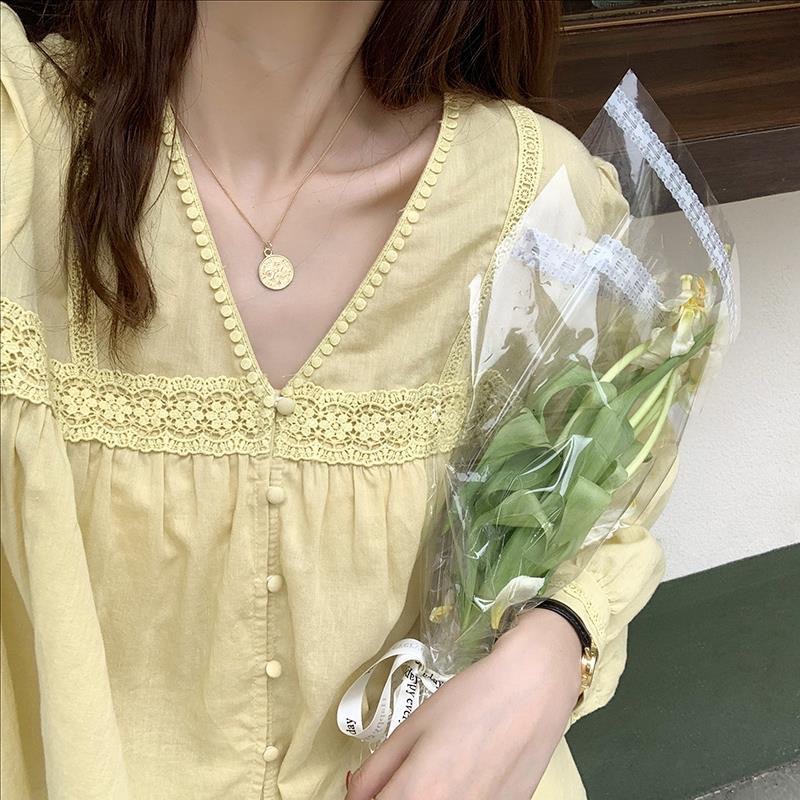 Áo sơ mi tay lửng thêu ren cổ chữ V