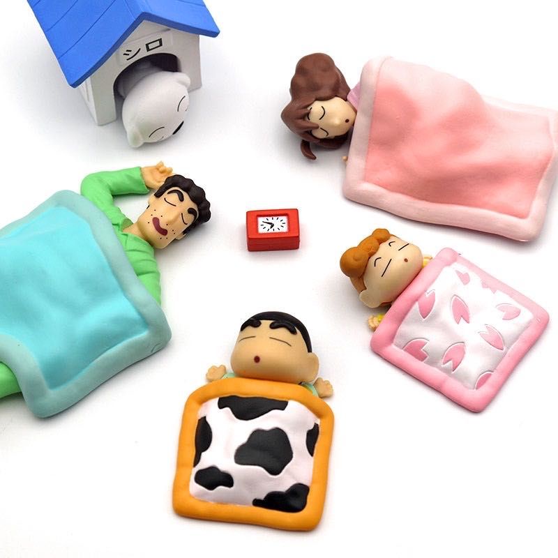 Mô hình blindbox Shin ngủ cùng gia đình và bạn bè (hộp mù ngẫu nhiên)