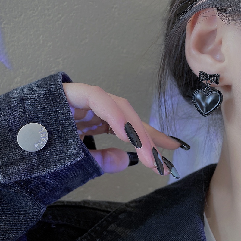 Bông Tai Kim Loại Hình Trái Tim Màu Đen Phong Cách Hàn Quốc Cá Tính Dành Cho Nữ