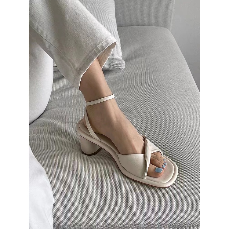 Giày sandal gót trụ dày phong cách thời trang mùa hè 2022