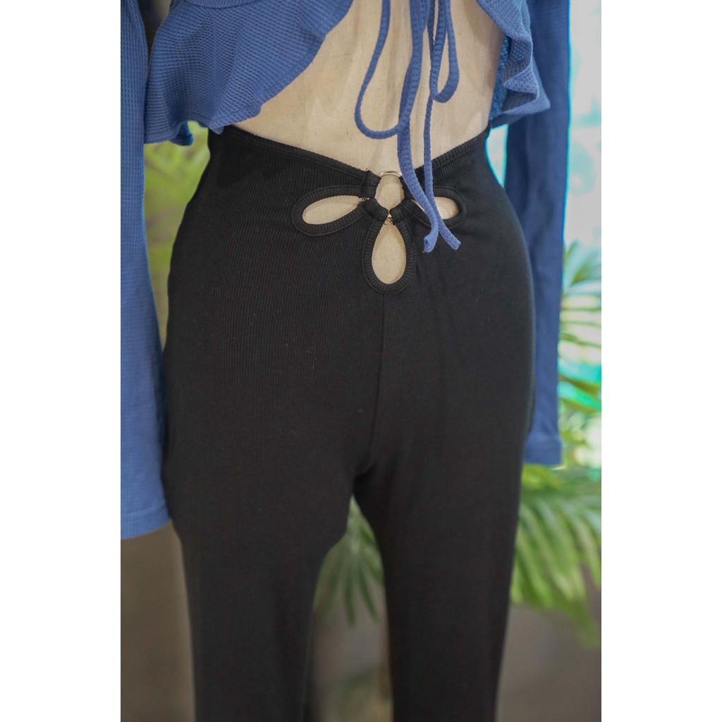 Anniegals - Quần thun ống loe cut-out - Cutout Fit Flair Pants