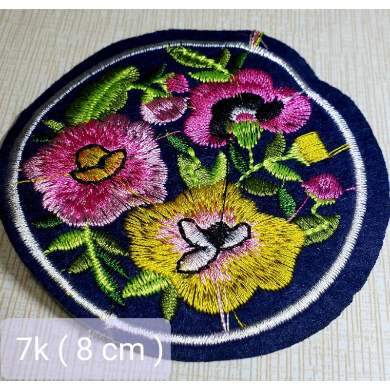 Hình thêu trang trí hanbok hoặc áo dài trẻ em