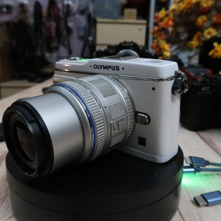 Máy ảnh Olympus E-P1 kèm kít 14-42 quay, chụp tốt