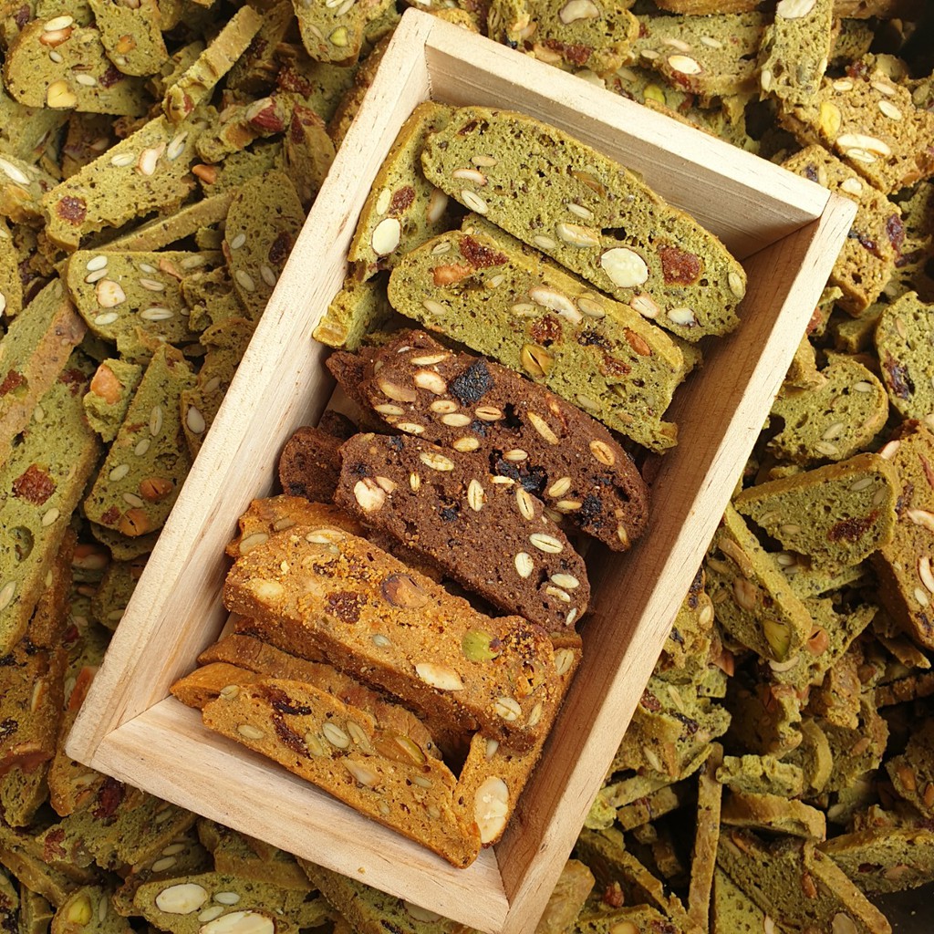 Bánh Biscotti Nguyên Cám Ngủ Cốc Mix Vani, Chocolate &amp; Trà Xanh - Lon 320gr