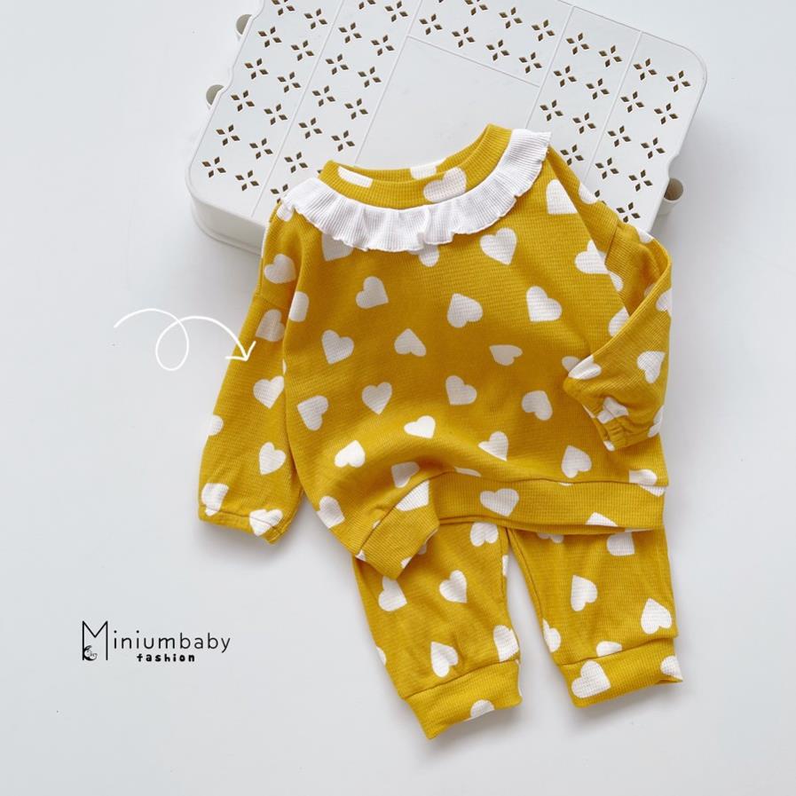 Bộ đồ dài tay quần dài cổ bèo trái tim thu đông cho bé gái chất liệu cotton tổ ong, set quần áo trẻ em MiniumBaby-SB1291