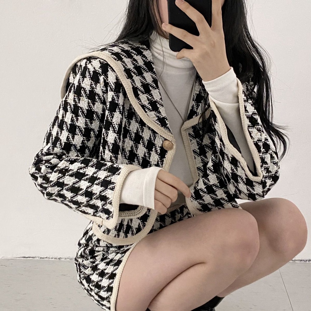 Bộ đồ áo với chân váy ghép vải họa tiết nanh sói phù hợp kiểu dáng sành điệu cho nữ