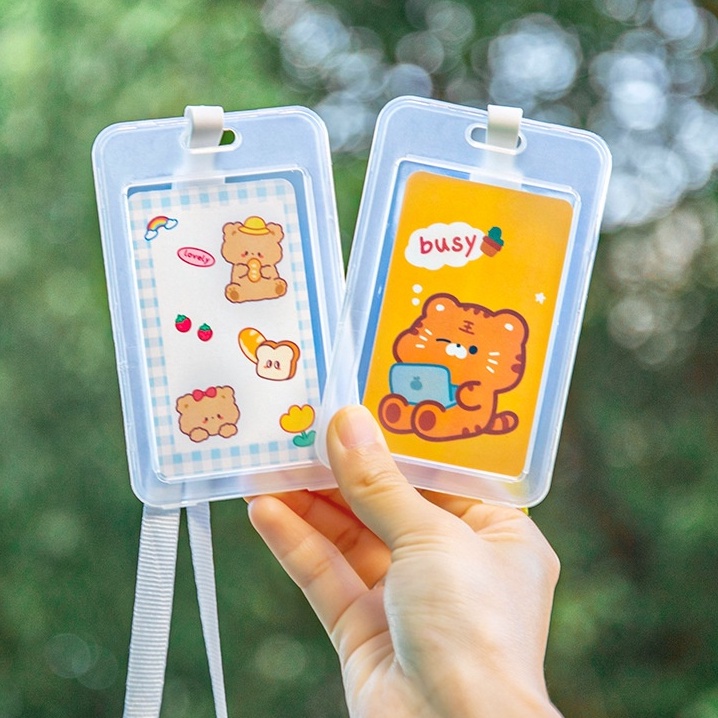 <Video Review> Dây Vỏ Nhựa Kèm Bao Đựng Thẻ Đeo Bảng Tên Dọc Học Sinh Sinh Viên In Hình Gấu Thỏ Nhiều Chủ Đề D144