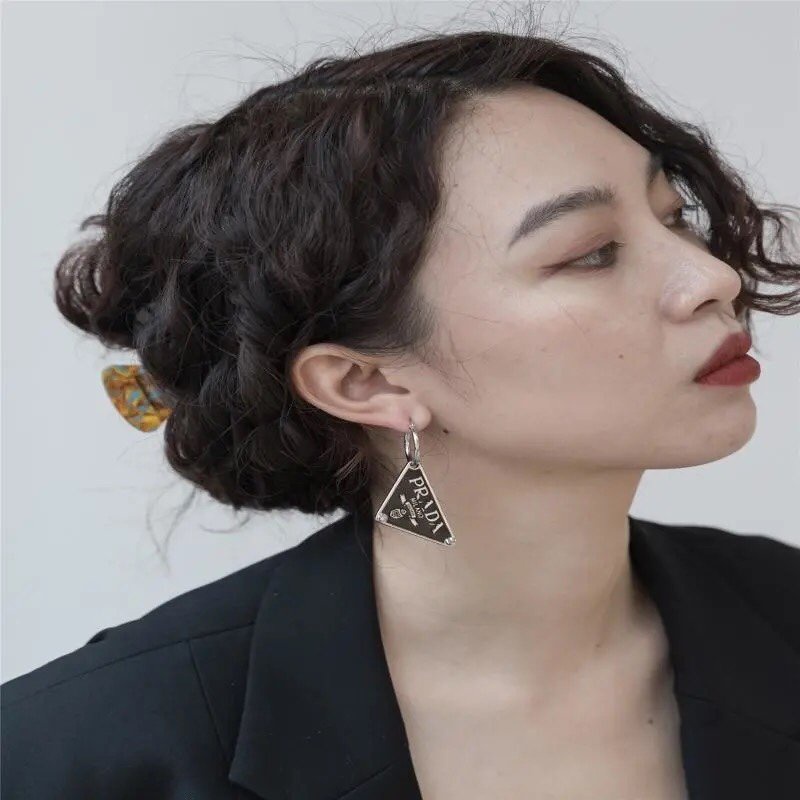 Khuyên Tai Tròn Bằng Thép Titan In Logo Prada Thời Trang Cho Nữ