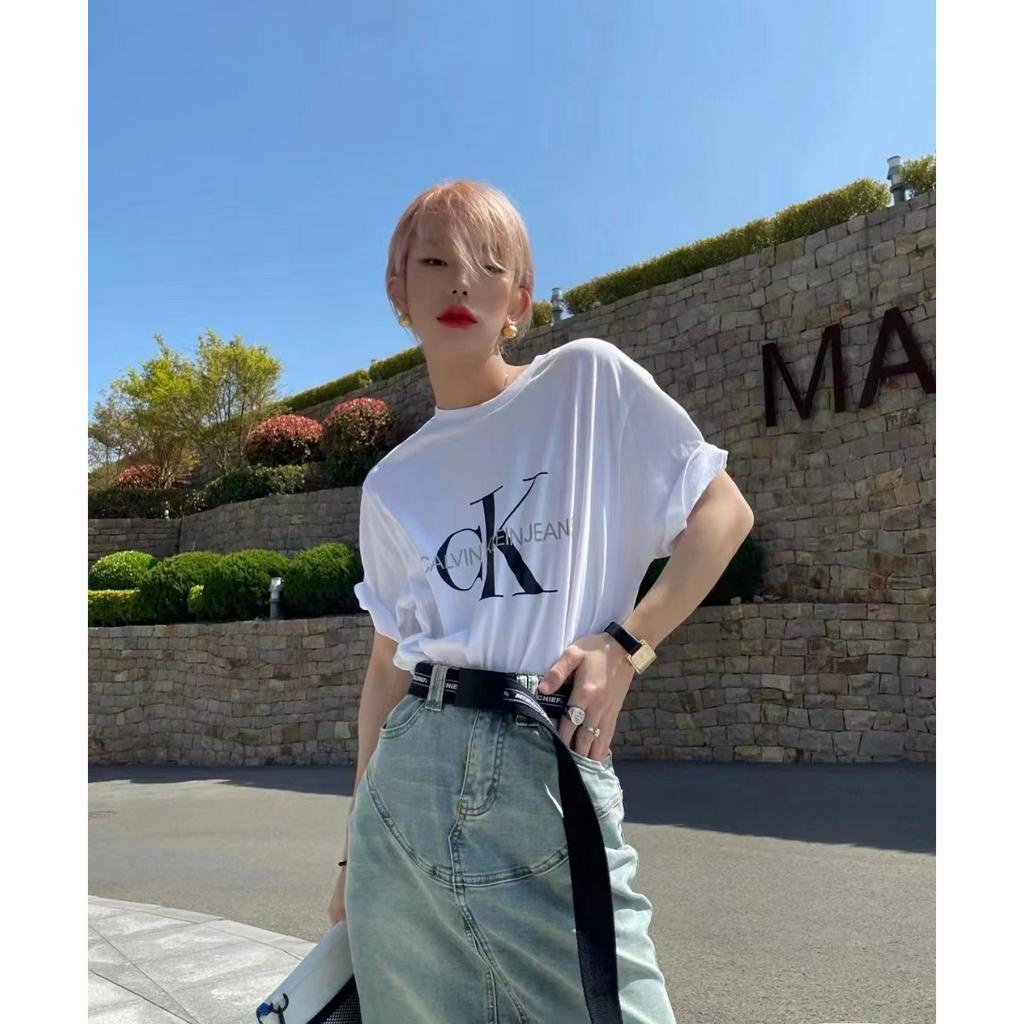 CK blackpink jennie BTS Jung kook IVE Jang Won Young Áo Thun Tay Ngắn Dáng Rộng Hoạ Tiết Thêu Cho Cặp Đôi