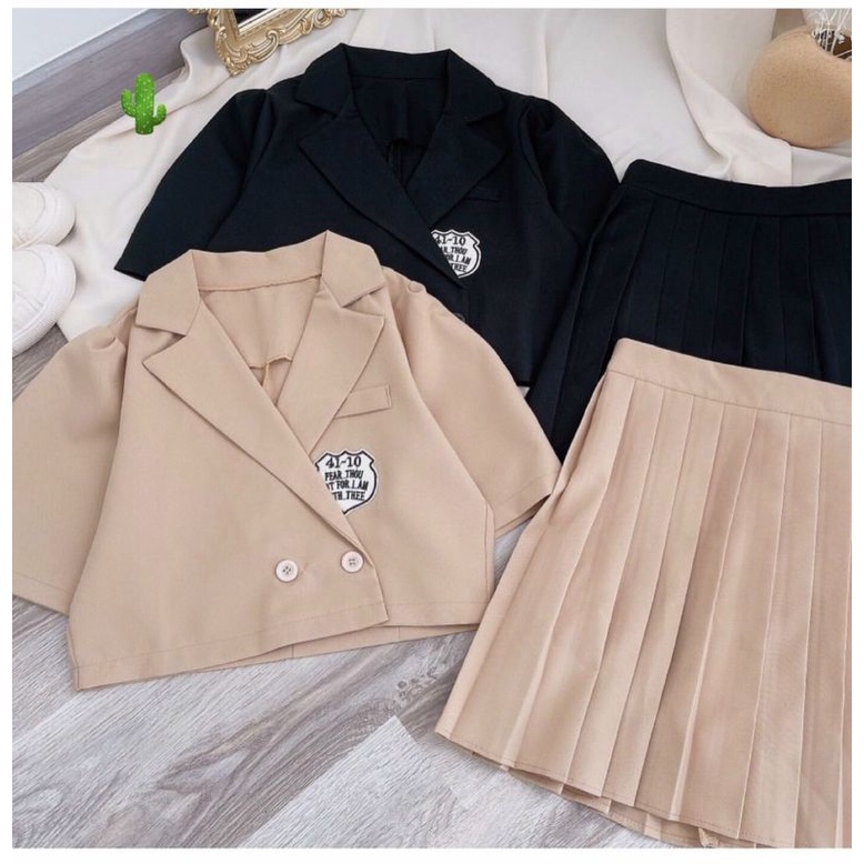 Set áo vét kiểu croptop thêu logo + chân váy xếp li
