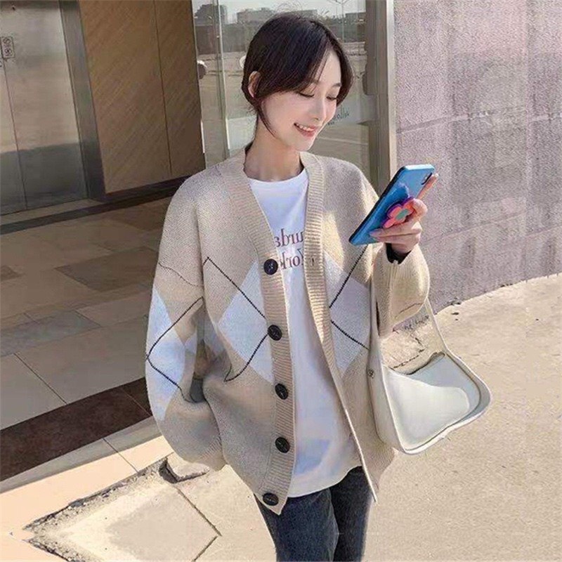Áo cardigan trám giữa 2 màu xanh be Junnie Closet Áo choàng len họa tiết hình thoi phong cách Hàn Quốc hottrend