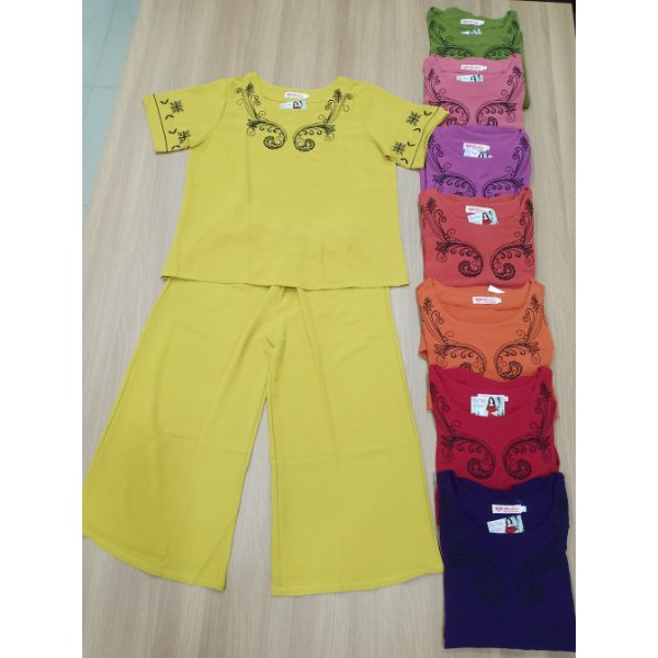 Sét đồ bộ đũi dành cho tuổi trung niên thêu viền cổ | BigBuy360 - bigbuy360.vn