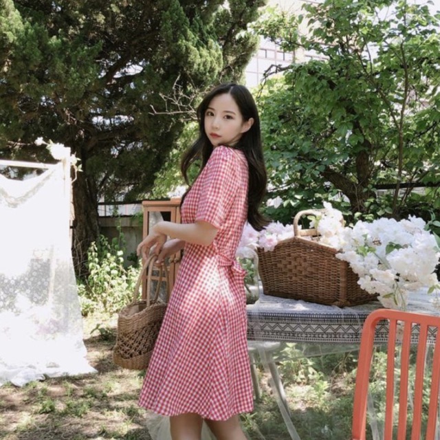 Đầm váy caro đỏ cổ V cột eo
