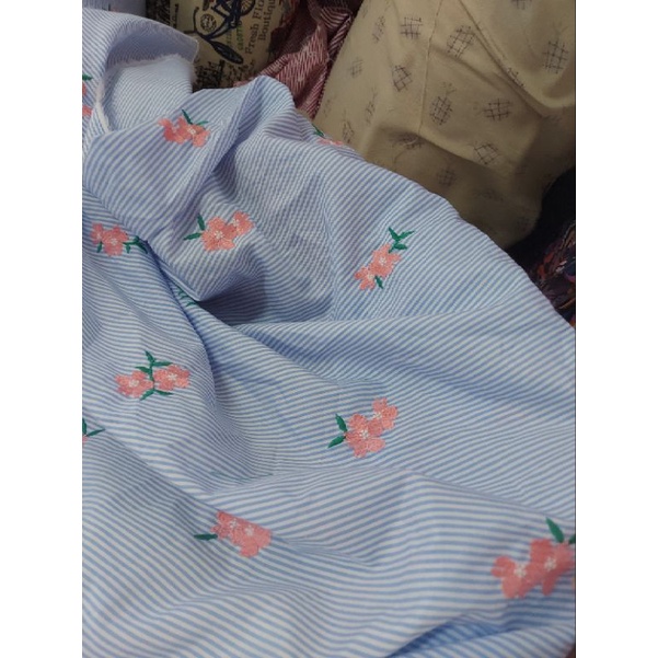 Vải thô kate kẻ sọc thêu hoa