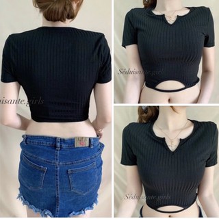 Áo croptop tay ngắn cổ tròn xẻ v nhẹ khoét.