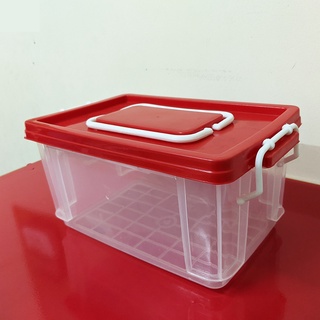 Hộp nhựa trong suốt nắp đỏ có khóa cài và quai xách, 28x17,5cm cao 13,5cm. HT333