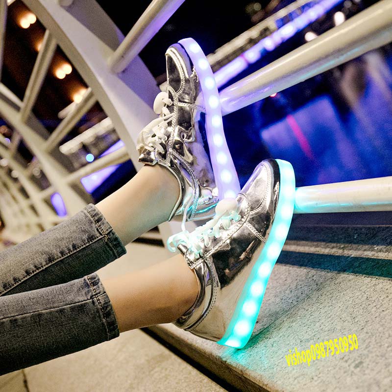 Giày phát sáng màu bạc bóng phát sáng 7 màu 8 chế độ đèn led cực đẹp (có video) mã SY77  RCMD